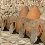 Kvevri je keramická nádoba používaná při výrobě vína kachetinskými technologiemi.